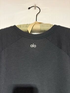 ALO Yoga Short Sleeve Tee in Charcoal Gray